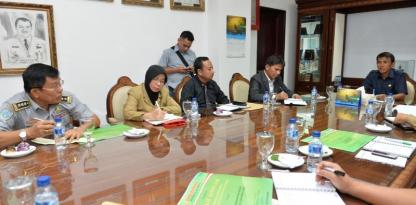 OMBUDSMAN SUMUT BERI SERTIFIKAT KEPATUHAN STANDAR LAYANAN PUBLIK KEPADA 7 SKPD SUMUT